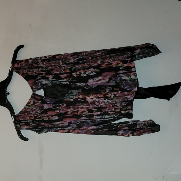 Bebe Tie Front Slit Sleeve Floral Print Blouse - Picture 5 of 8